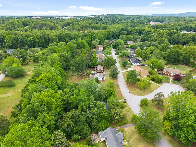 5048 Maplewood Dr — Photo 32