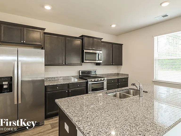 196 Greenwich Dr — Photo 5