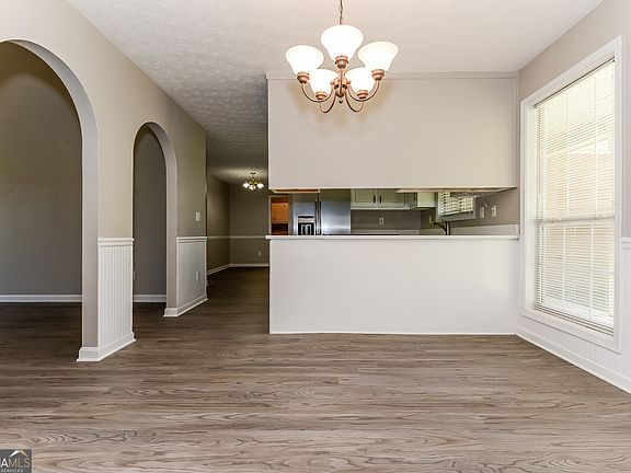 5th image of 215 Ashton Dr