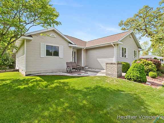 2nd image of 618 Grand Woods Ct NE