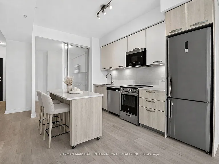 75 James St S #804 — Photo 4