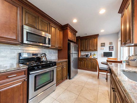 2nd image of 624 Lakeview Ave