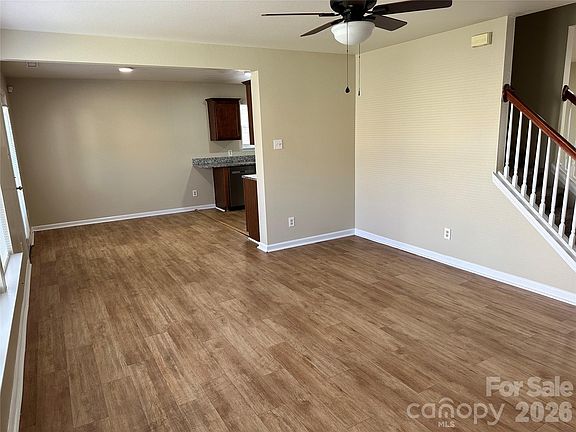 3rd image of 3042 Meadow Knoll Dr