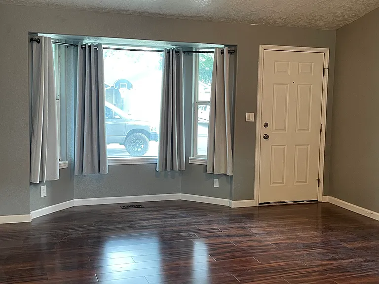 1770 E Oakcrest Dr — Photo 2