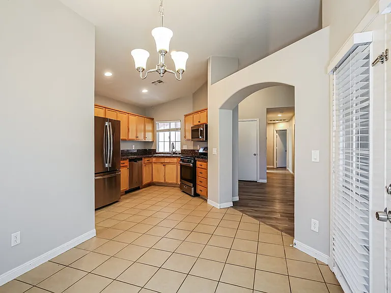 504 Stonehurst Dr — Photo 7