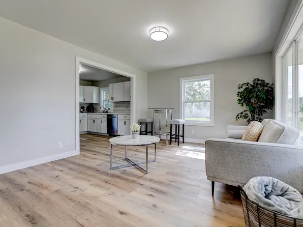 1437 E Pleasant View Dr, Des Moines, IA 50320