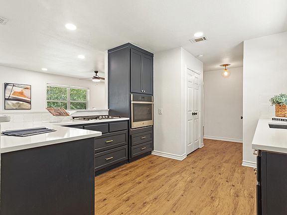 4th image of 709 Georgia St