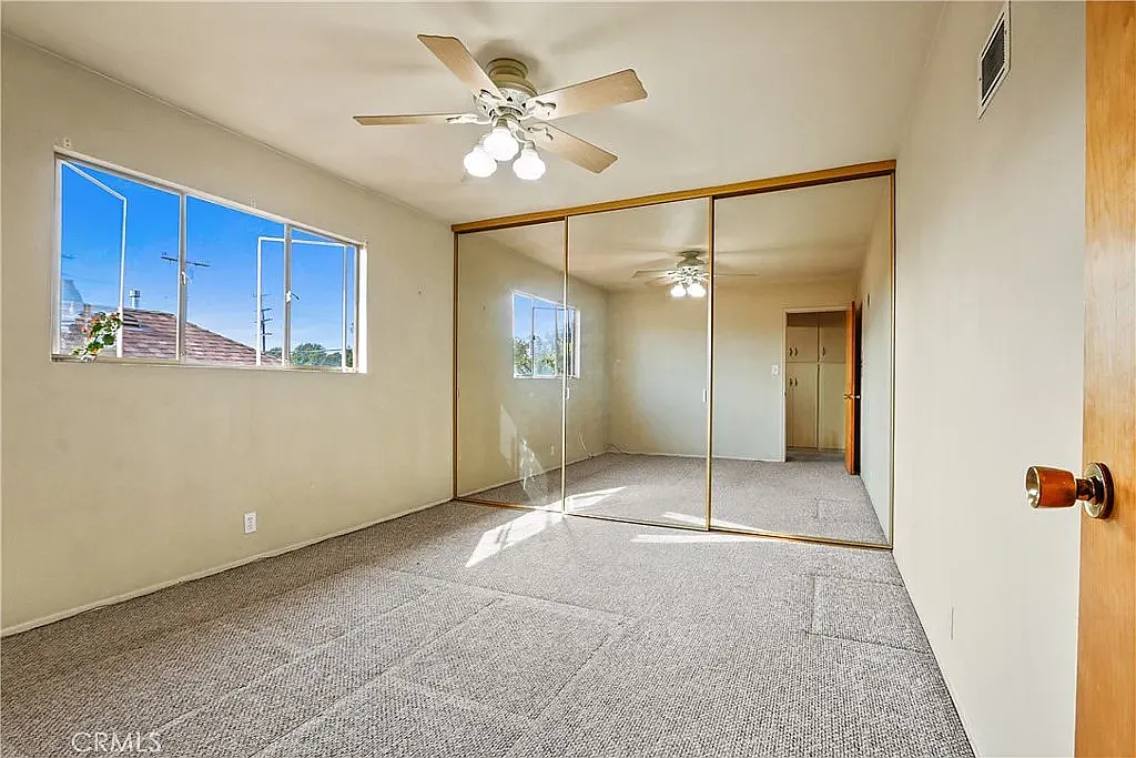 Building Photo - 1637 E 3rd St #4