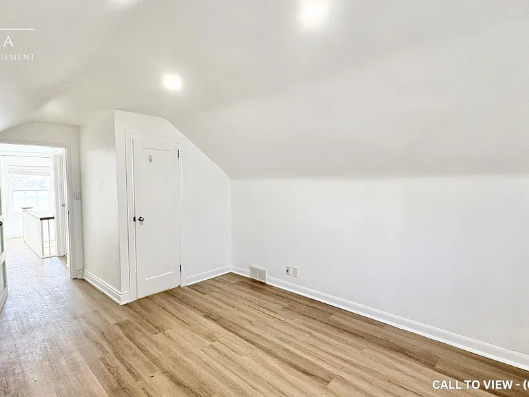 1052 King St E — Photo 11