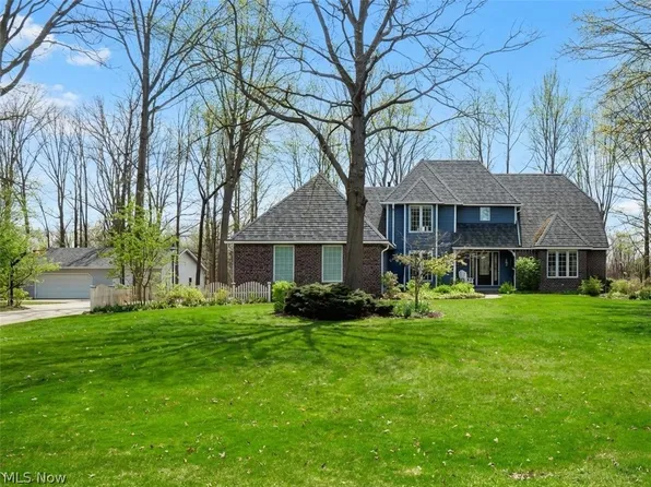 38265 Flint Ridge Dr, Grafton, OH 44044