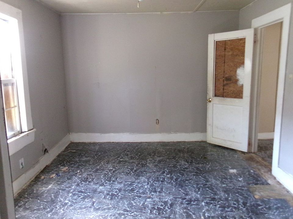 2nd image of 404 Jl Lomax Dr