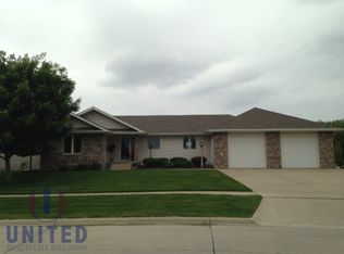 813 Clairmont Cir, Sergeant Bluff, IA 51054