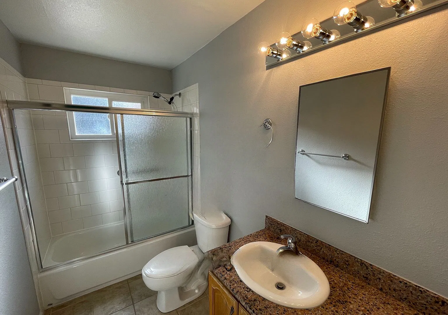 Upstairs 2 Bedroom/1 Bath Apartment in Charming and Well Maintained Four-Plex — Photo 3