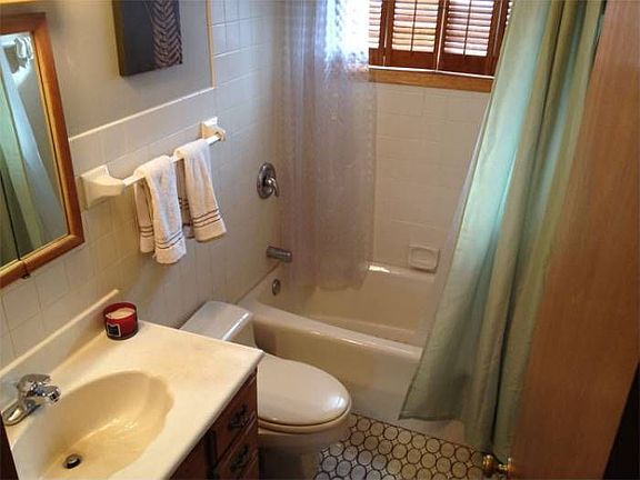 Upper Level Full Bath