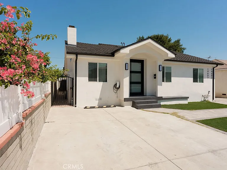 14605 Wyandotte St — Photo 48