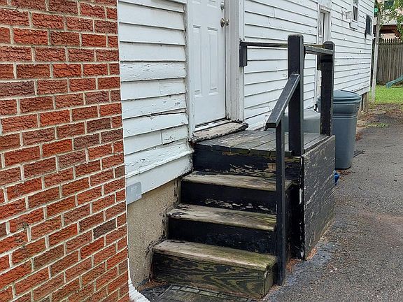 APARTMENT SIDE ENTRANCE
