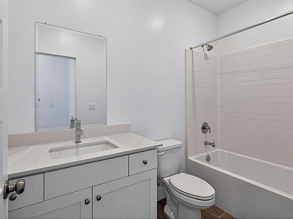 8606 Caragh Lk Ave Bakersfield CA 93313 Bathroom DS C04915