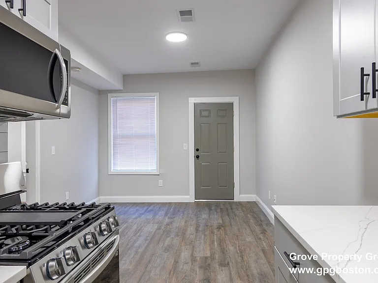626 E 6th St #2 — Photo 4