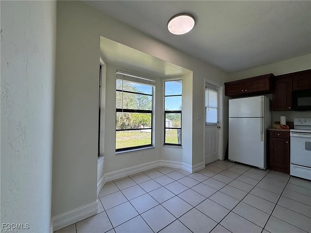 3 bed, 2.0 bath, 1165 sqft, $1,700 — Photo 4
