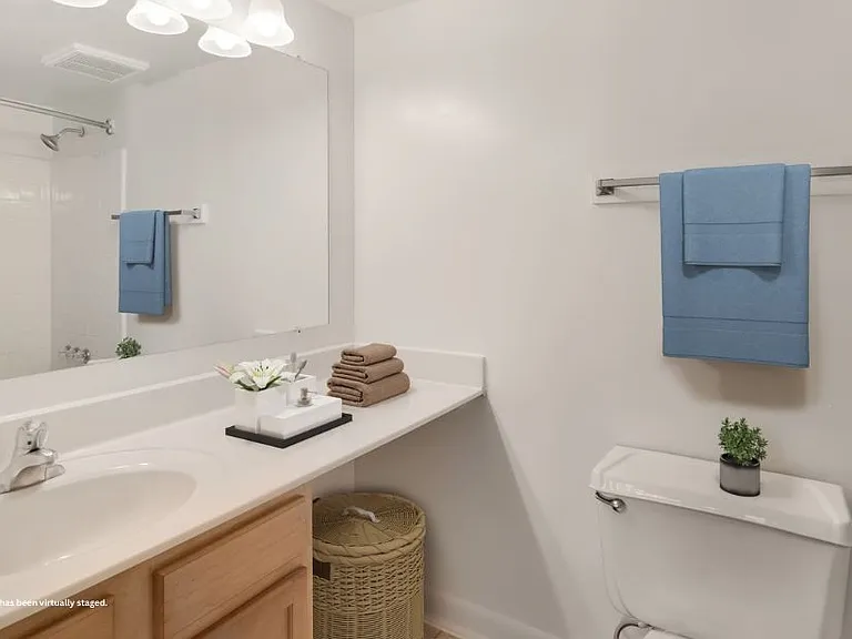 Hampton Manor Apartments & Townhomes — Photo 39