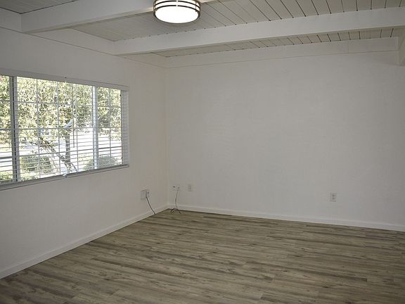 3rd image of 900 Cross St