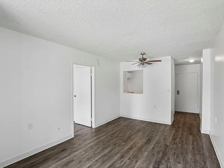 Riverview Apartments — Photo 34