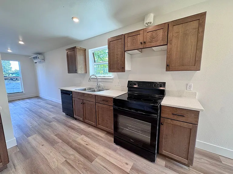 Brand New, Beautiful Townhomes! 2 & 3 Bedrm Units Available — Photo 28