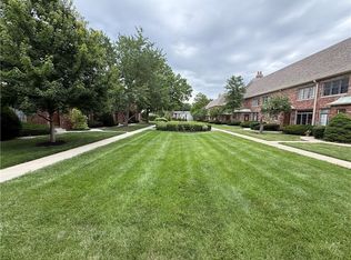 8361 Somerset Dr APT 201, Prairie Village, KS 66207