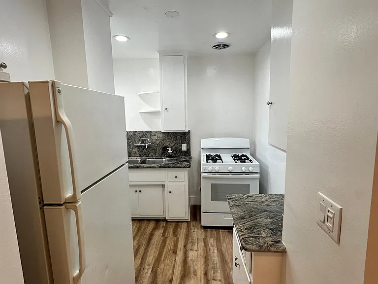 1000 Hancock Ave #5A — Photo 3