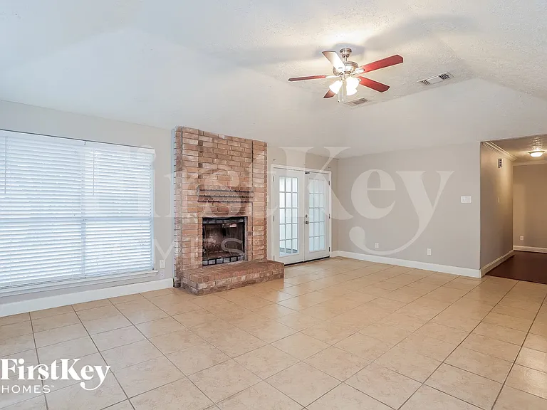 2922 Laurelridge Dr — Photo 2