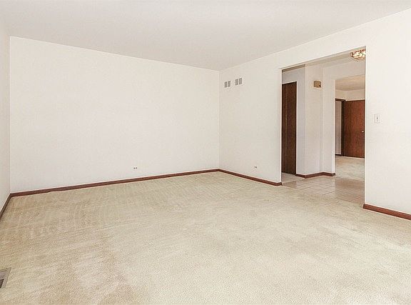 5th image of 112 Schreiber Ave
