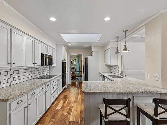 3rd image of 6611 Elvedon Dr