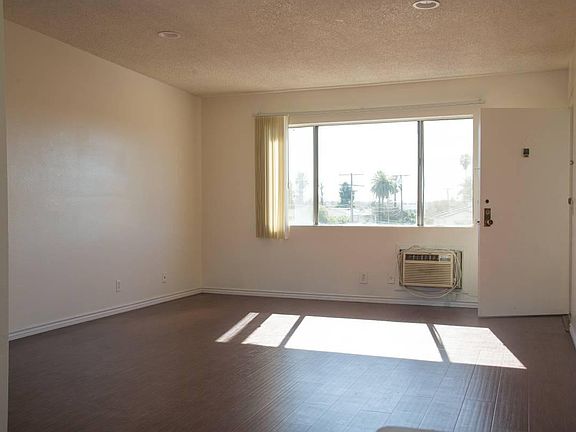 4th image of 931 S Atlantic Blvd #3