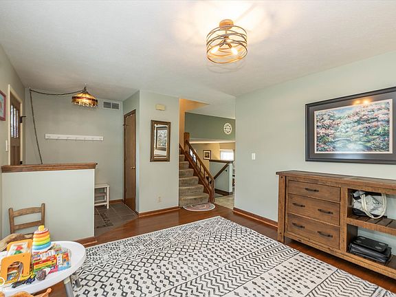4th image of 470 Waterford Dr