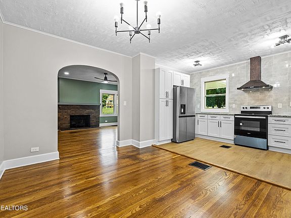 5th image of 2772 Selma Ave