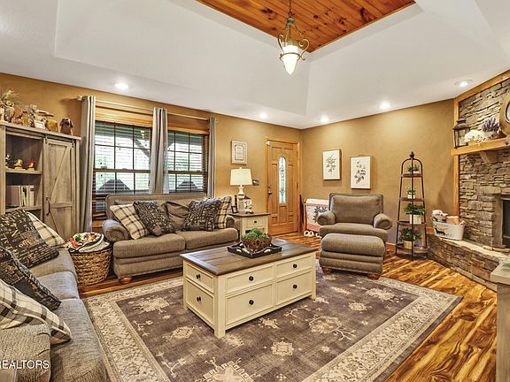 8th image of 426 Allen Dr