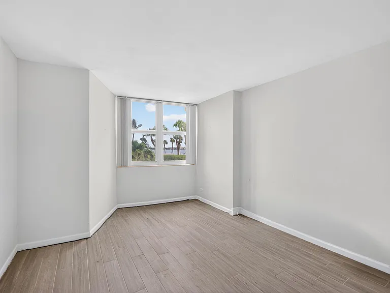 2800 N Flagler Dr #202 — Photo 17