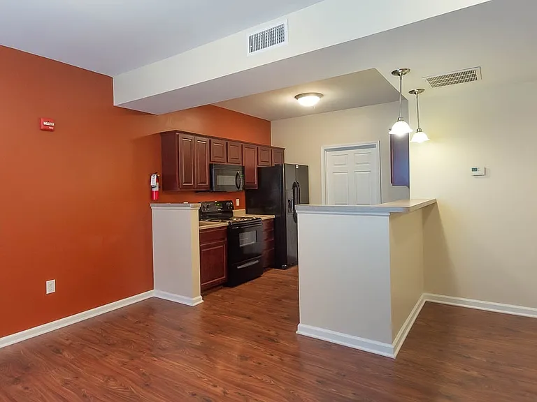 Tenth & College Horizons Apartments — Photo 47