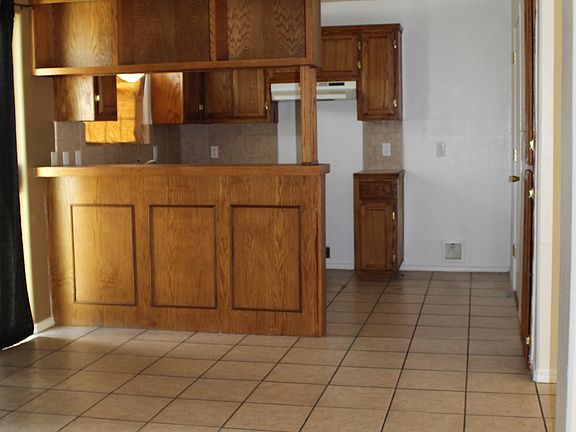 4th image of 2049 Camargo St