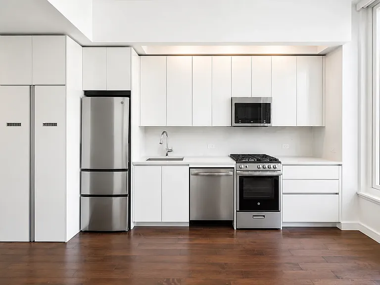 232 E 54th St #21B — Photo 6