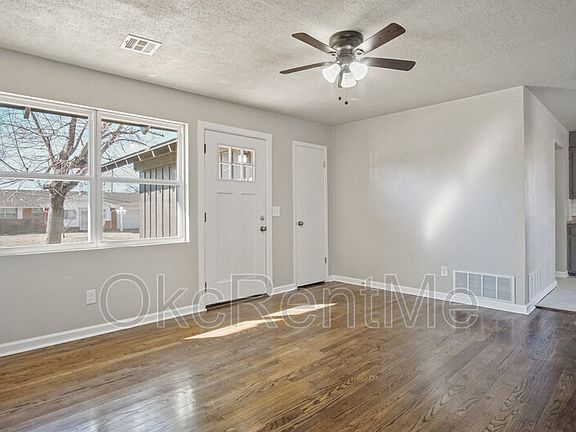 5th image of 107 NE 8th St