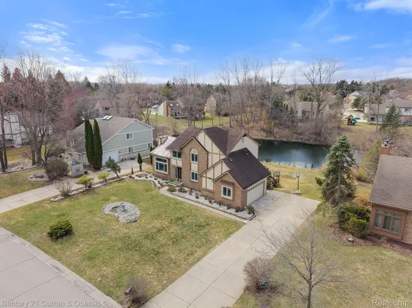5140 Woodrun Ct, West Bloomfield, MI 48323