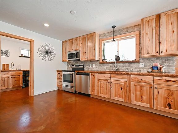 4th image of 40 Moss Ln