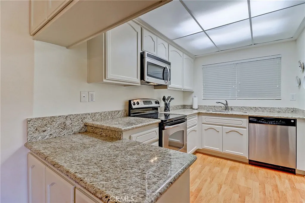 2 bed, 1079 sqft, $3,100 — Photo 2