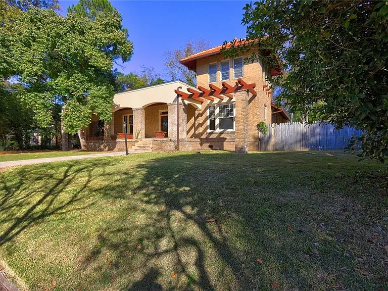 2733 Hillcrest Ave — Photo 4