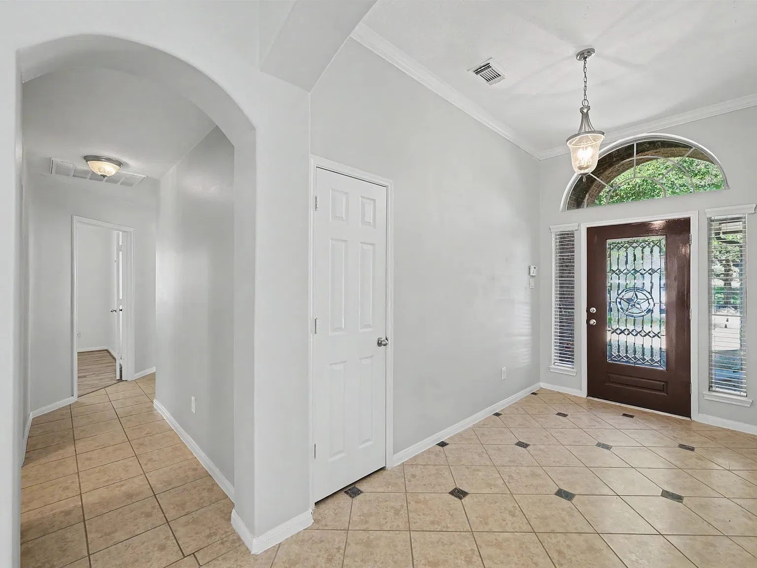 4 bed, 2.0 bath, 2591 sqft, $2,500 — Photo 4