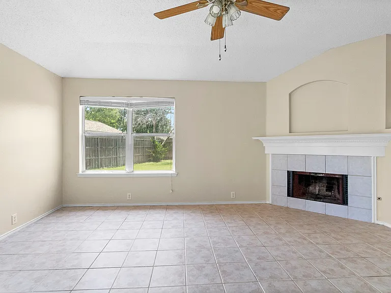 3300 Creekwood Dr — Photo 3
