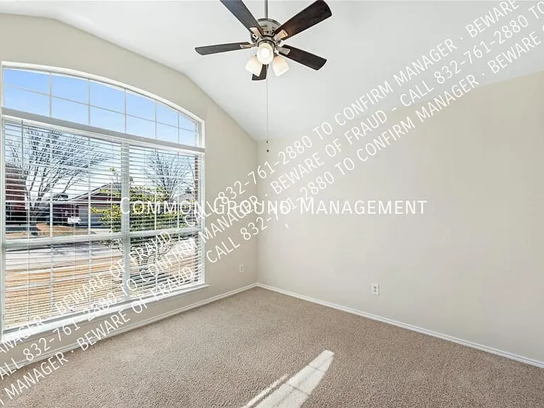 1118 Grace Dr — Photo 3