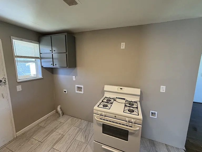 511 Jenson Rd — Photo 5