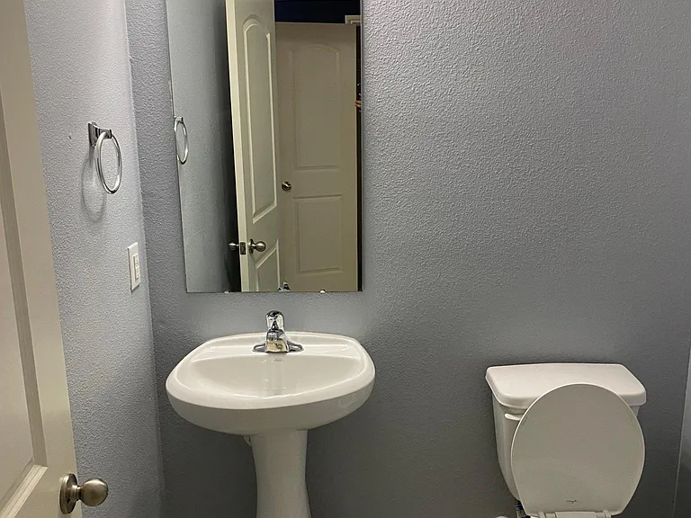 1st floor 1/2 bath